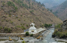 Stupa am Kuri Chhu Fluß 