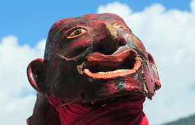 Maske, die auf einem Festival getragen wird