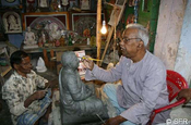 Lehmfiguren bemahlen in Kolkatta