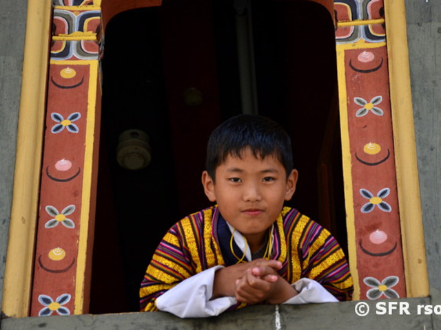 Junger Bhutanese schaut aus dem Fenster