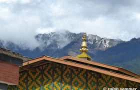Jambey Lhakhang Tempel mit Bergen