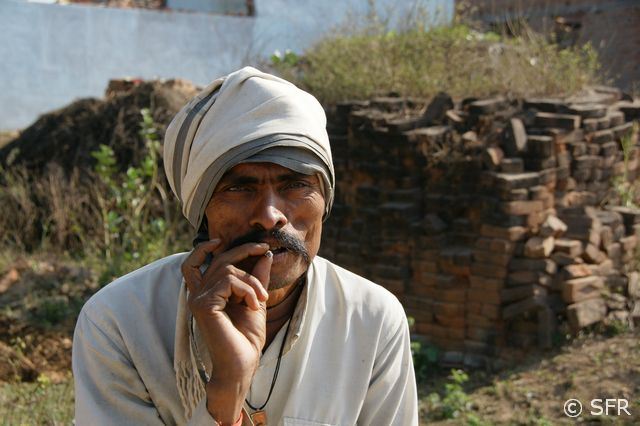 Mann mit Turban und Zigarette
